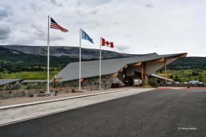 Stacja i centrum informacji z trzema flagami - Glacier National Park