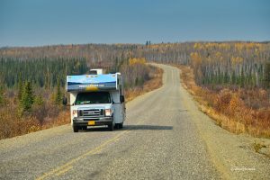 Od czasu do czasu przejdzie jakieś auto, tak jak to z Alaski - Klondike Highway, Kanada