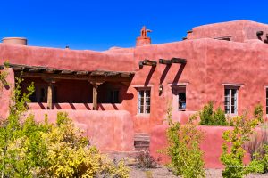 Painted Desert Inn w stylu Pueblo Revival architecture, Painted Desert, Arizona, USA