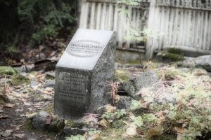 Niektóre z nagrobków są odnowione - Cmentarz Poszukiwaczy Złota w Skagway, Alaska