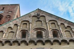 Zachodnia fasada katedry w stylu romańskim, Ribe, Dania
