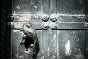 Jedna z klamek, przedstawiająca pawia - Katedra w Ribe, Dania