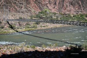 Most na rzece Kolorado na dnie Wielkiego Kanionu, Grand Canyon, Arizona