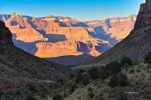Wielki Kanion w promieniach zachodzącego słońca, Bright Angel Trail, Arizona