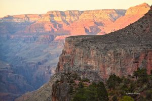 Wielki Kanion w promieniach zachodzącego słońca, Bright Angel Trail