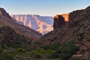 Wschód słońca w Wielkim Kanionie, Arizona, widok ze szlaku North Kaibab Trail