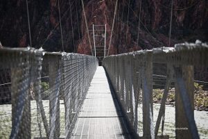 Most na rzece Kolorado na dnie Wielkiego Kanionu - Colorado River Bridge in The Grand Canyon, Arizona
