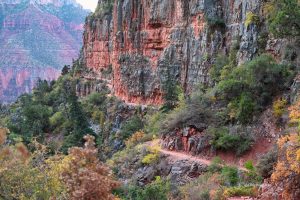 Szlak North Kaibab Trail, wczesny ranek w drodze do rzeki Kolorado, Grand Canyon