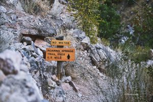 Informacje i szyldy na szlaku North Kaibab Trail, Grand Canyon