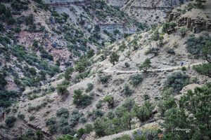 Wczesnym rankiem na szlaku North Kaibab Trail, zejście na dno Wielkiego Kanionu