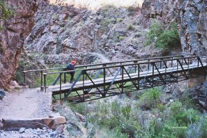 Wędruję sobie po szlaku North Kaibab Trail, Grand Canyon, wczesny październikowy ranek