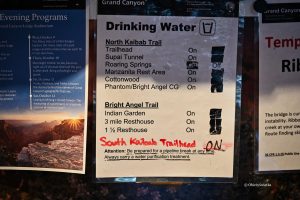 Tablice informacyjne o możliwości uzupełnienia zapasów wody w czasie wędrówki przez Grand Canyon, Arizona