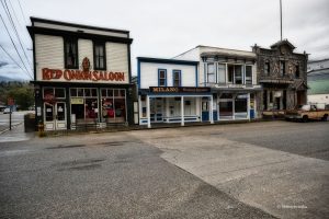 Zabudowa w Skagway, po prawej The AB Hall, którego fasada skłąda się z 10000 kawałków drewna, wyrzuconych przez wodę..., Skagway, Alaska