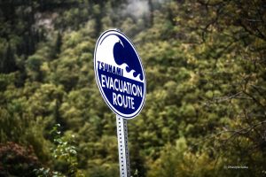 Droga ewakuacyjna w razie tsunami - jesteśmy nad Pacyfikiem, Skagway, Alaska
