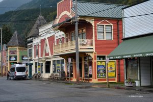 Wzdłuż głównej ulicy typowa północnoamerykańska drewniana zabudowa, Skagway, Alaska