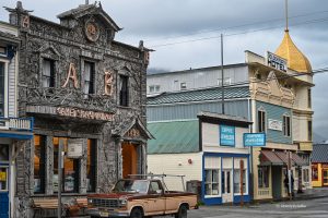The AB Hall w Skagway, udekorowany prawie 10000 kawałków drzewa wyrzuconego przez wodę, a obok The Golden North Hotel, w którym podobno mieszka jakiś duch..., Skagway, Alaska