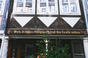 Idź swoją drogą, a ludzie niech gadają... - napis na jednej z kamienic w Wolfenbüttel, Dolna Saksonia, Niemcy