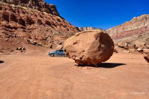 Dla porównania - auto i kamień - Highway 89A, Arizona