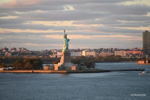 Statua Wolności o zachodzie słońca - ujście rzeki Hudson do Oceanu Atlantyckiego