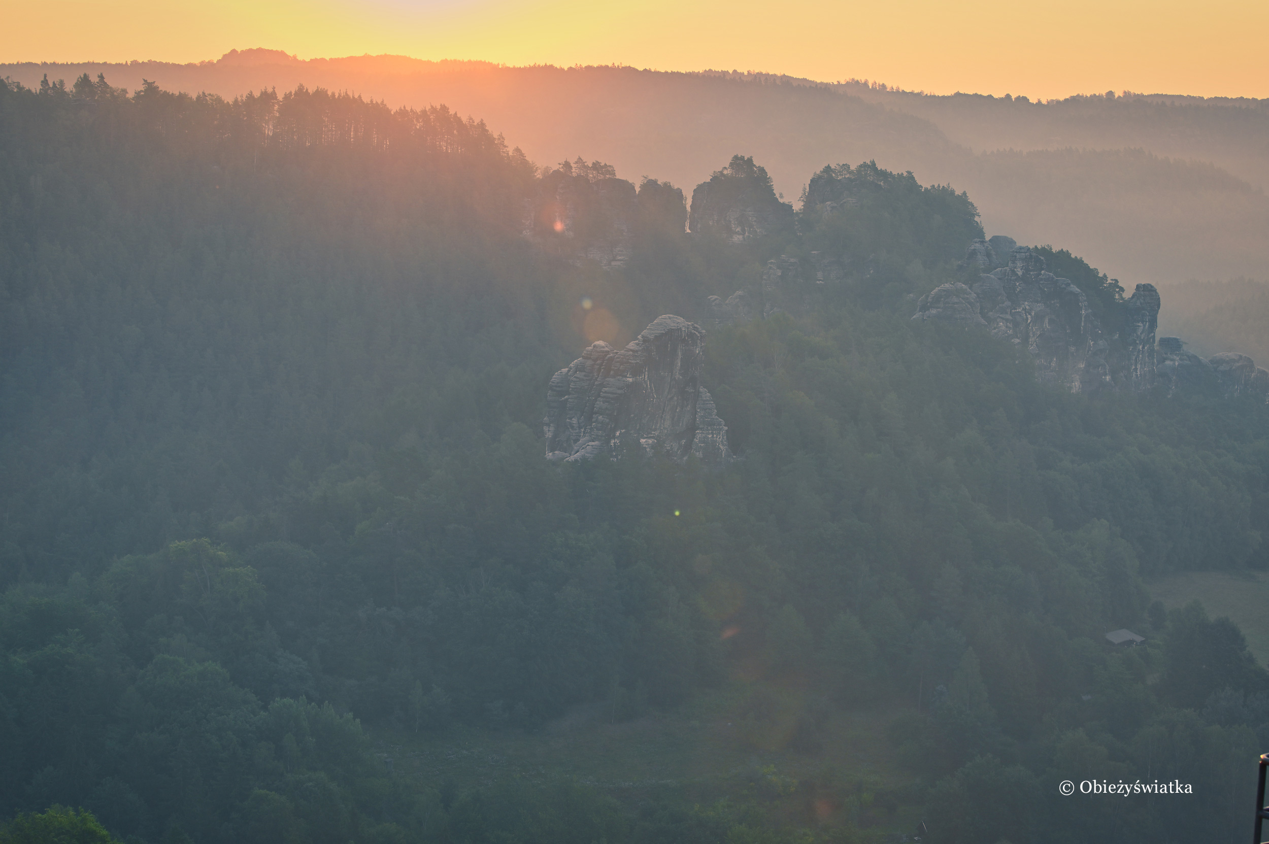 Góry Połabskie o wschodzie słońca, Narodowy Park Saskiej Szwajcarii, Niemcy