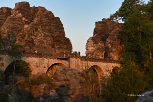 Bastei w promieniach wschodzącego słońca, Narodowy Park Saskiej Szwajcarii, Niemcy
