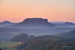 Lilienstein o wschodzie słońca widziany z Bastei, Park Narodowy Saskiej Szwajcarii