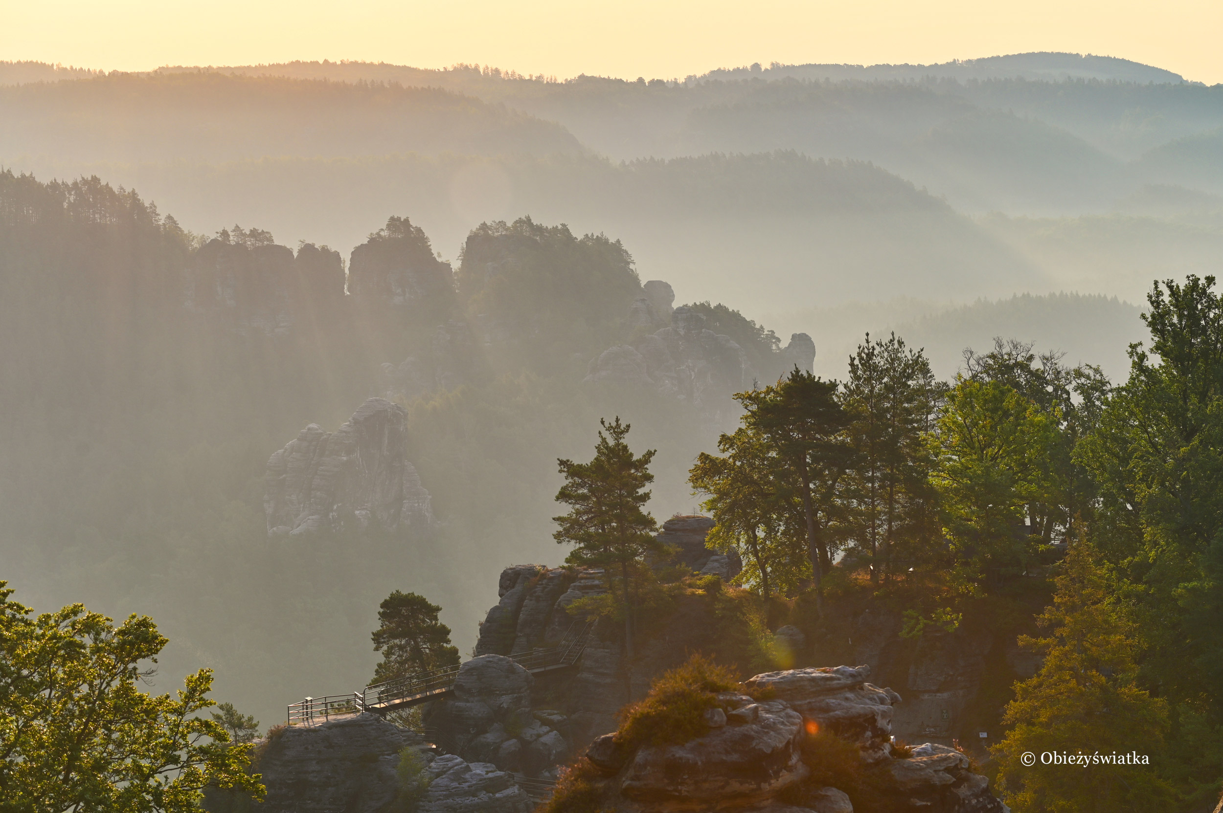 Otulone wschodzącym słońce skały Gór Połabskich, Narodowy Park Saskiej Szwajcarii, Niemcy