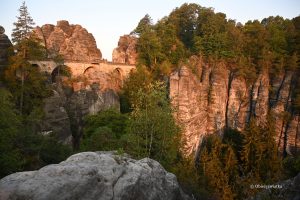 Bastei w promieniach wschodzącego słońca, Narodowy Park Saskiej Szwajcarii, Niemcy