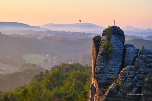 Skały Bastei o poranku, Narodowy Park Saskiej Szwajcarii, Niemcy