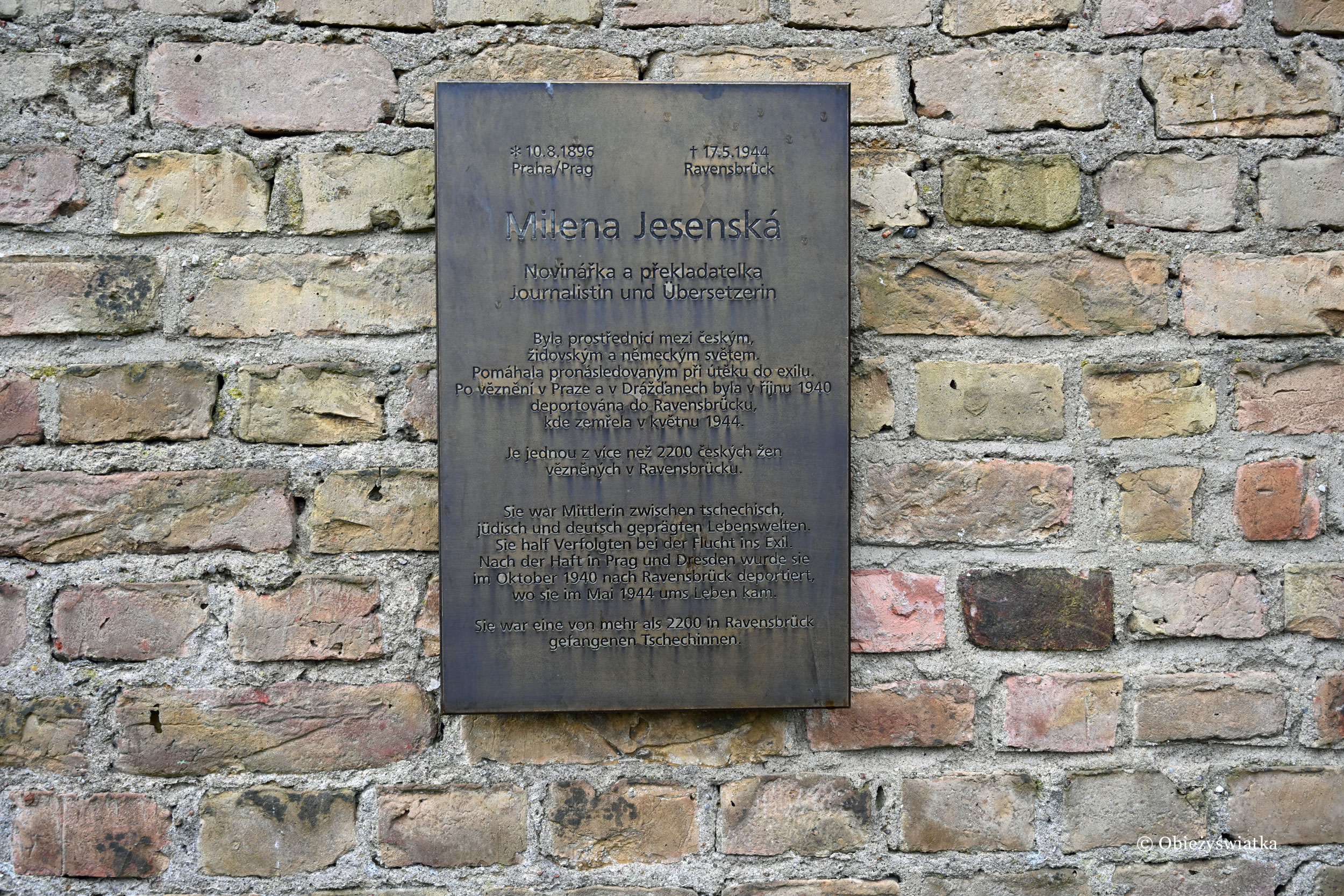 KL Ravensbrück - tablica upamiętniająca pisarkę i przyjaciółkę Franza Kafki Milenę Jesienską