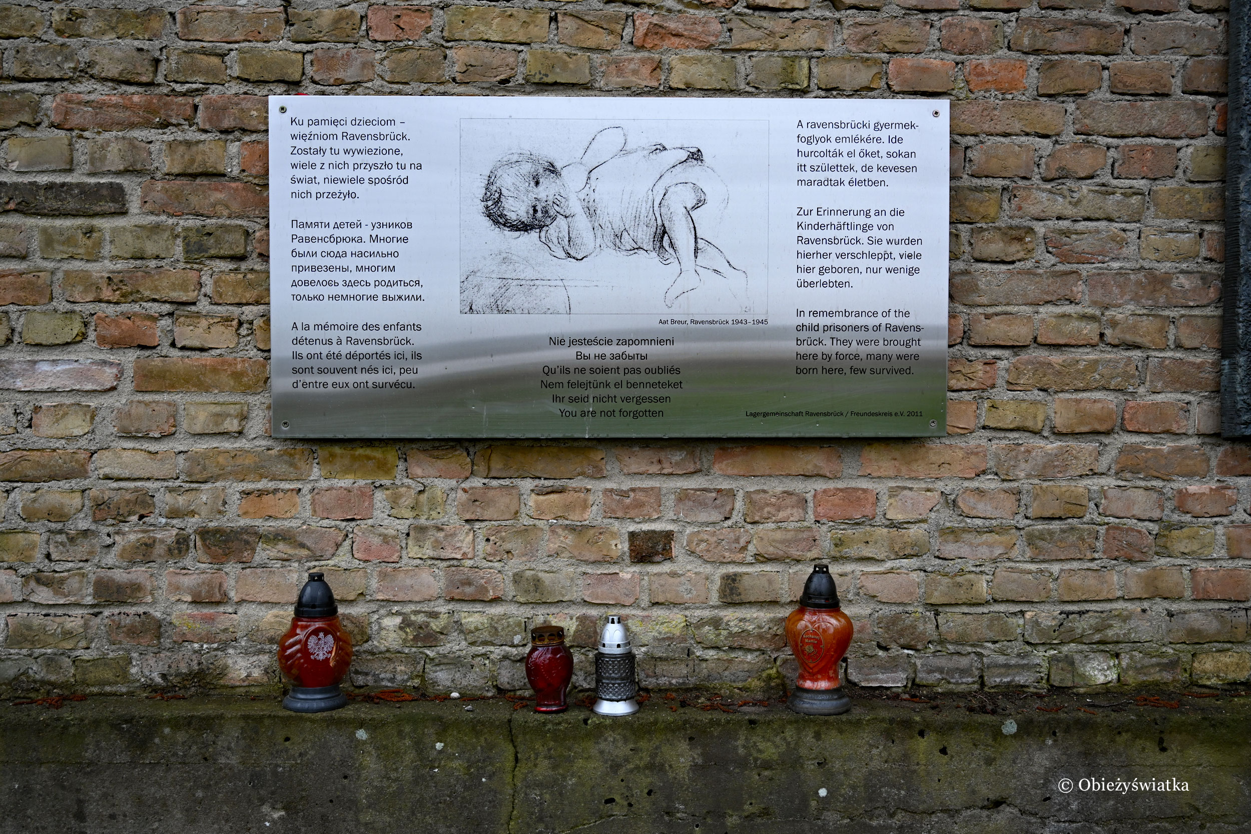 KL Ravensbrück - tablica upamiętniająca więzione dzieci