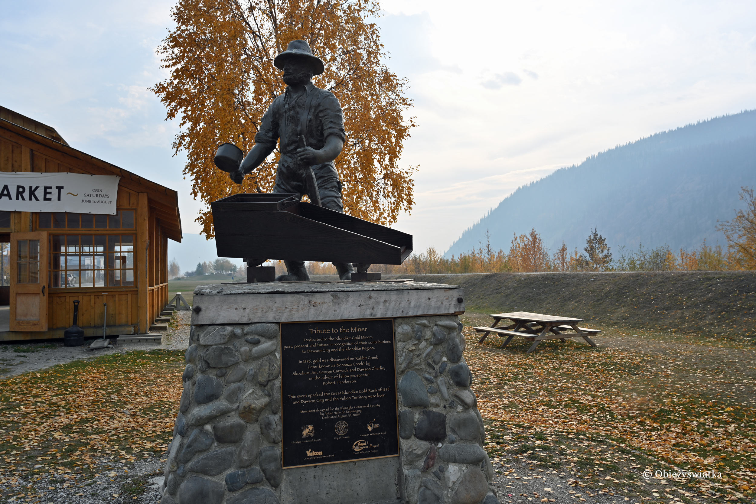 W miasteczku trafić można na upamiętnienie historii - Dawson City, Yukon, Kanada