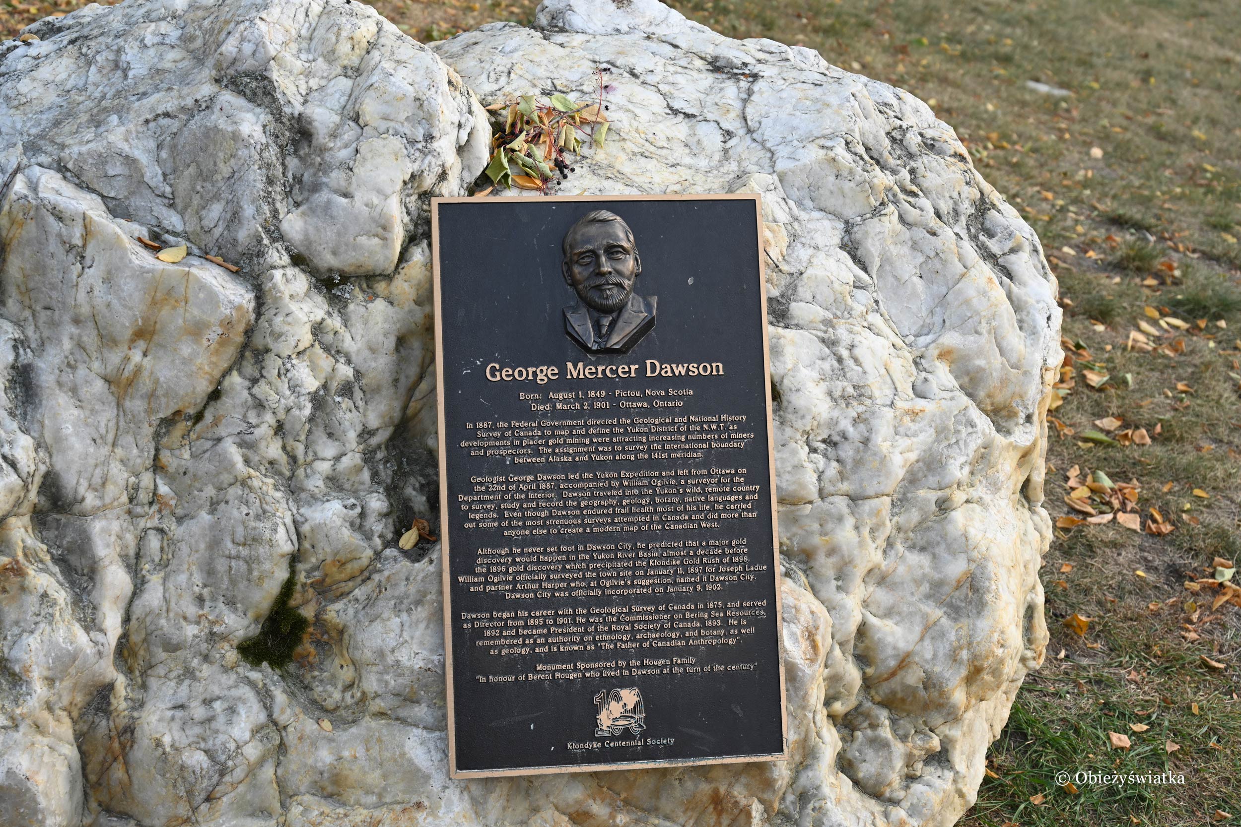 Tablica pamiątkowa dla kanadyjskiego geologa i odkrywcy złota George'a Dawsona, któremu miasteczko zawdzięcza nazwę.