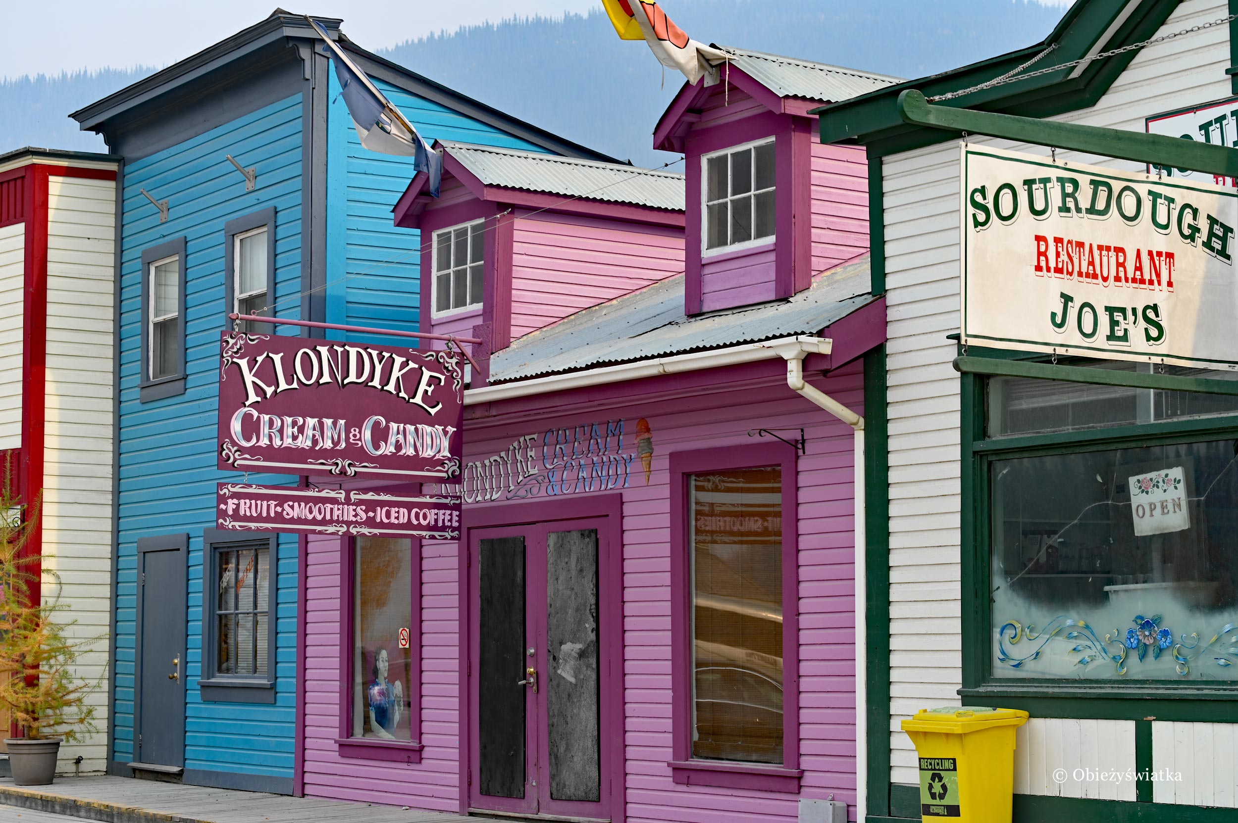 Drewniana i kolorowa zabudowa miasteczka - Dawson City, Kanada