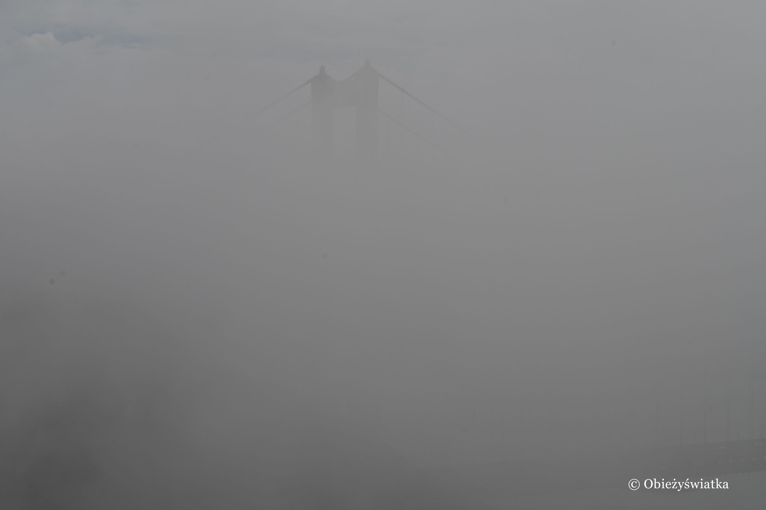Uwierzcie mi, to jest zdjęcie mostu ;) - Golden Gate Bridge cały otulony mgłą...