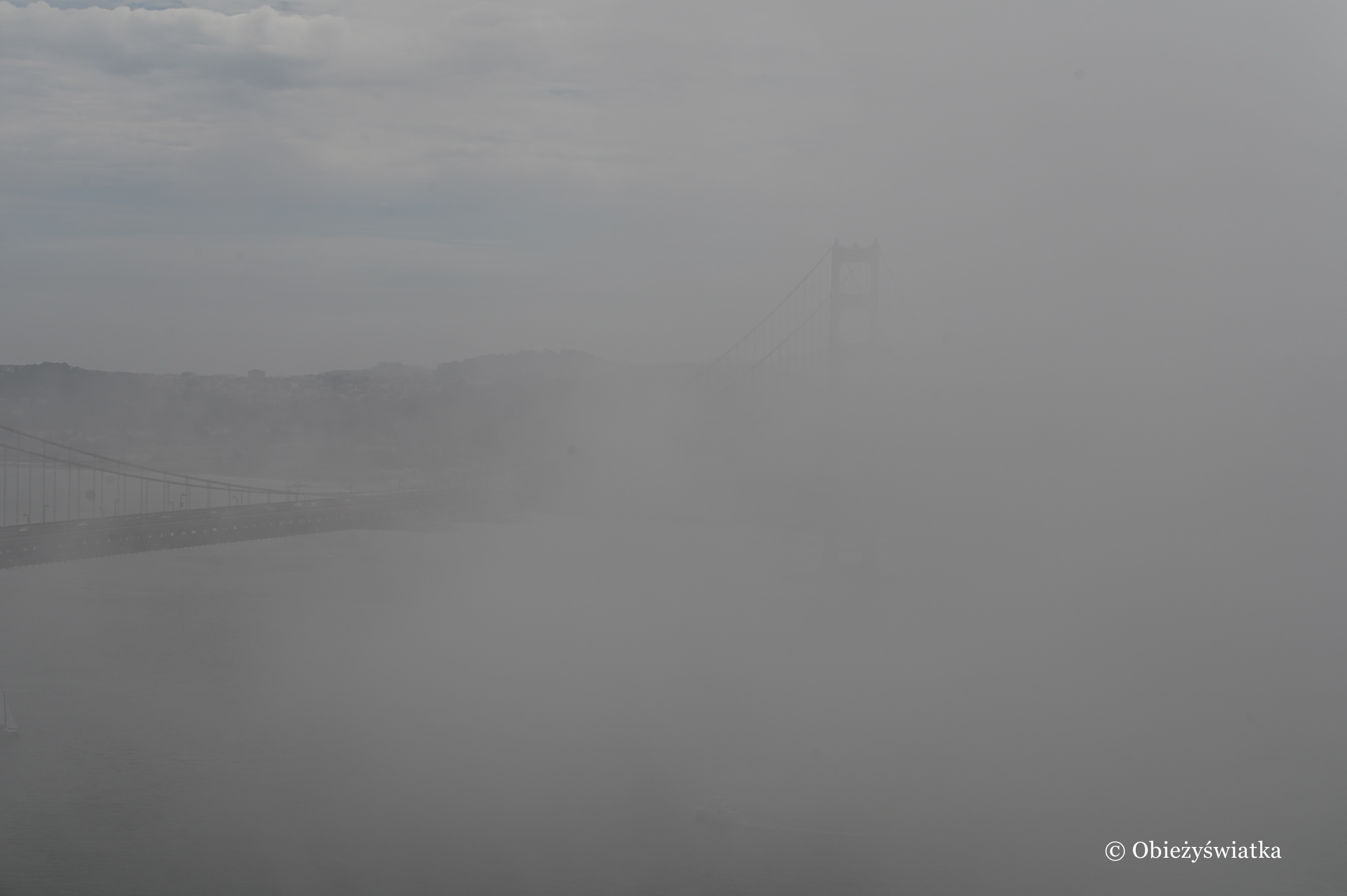 Tylko kontury ... - Golden Gate Bridge we mgle
