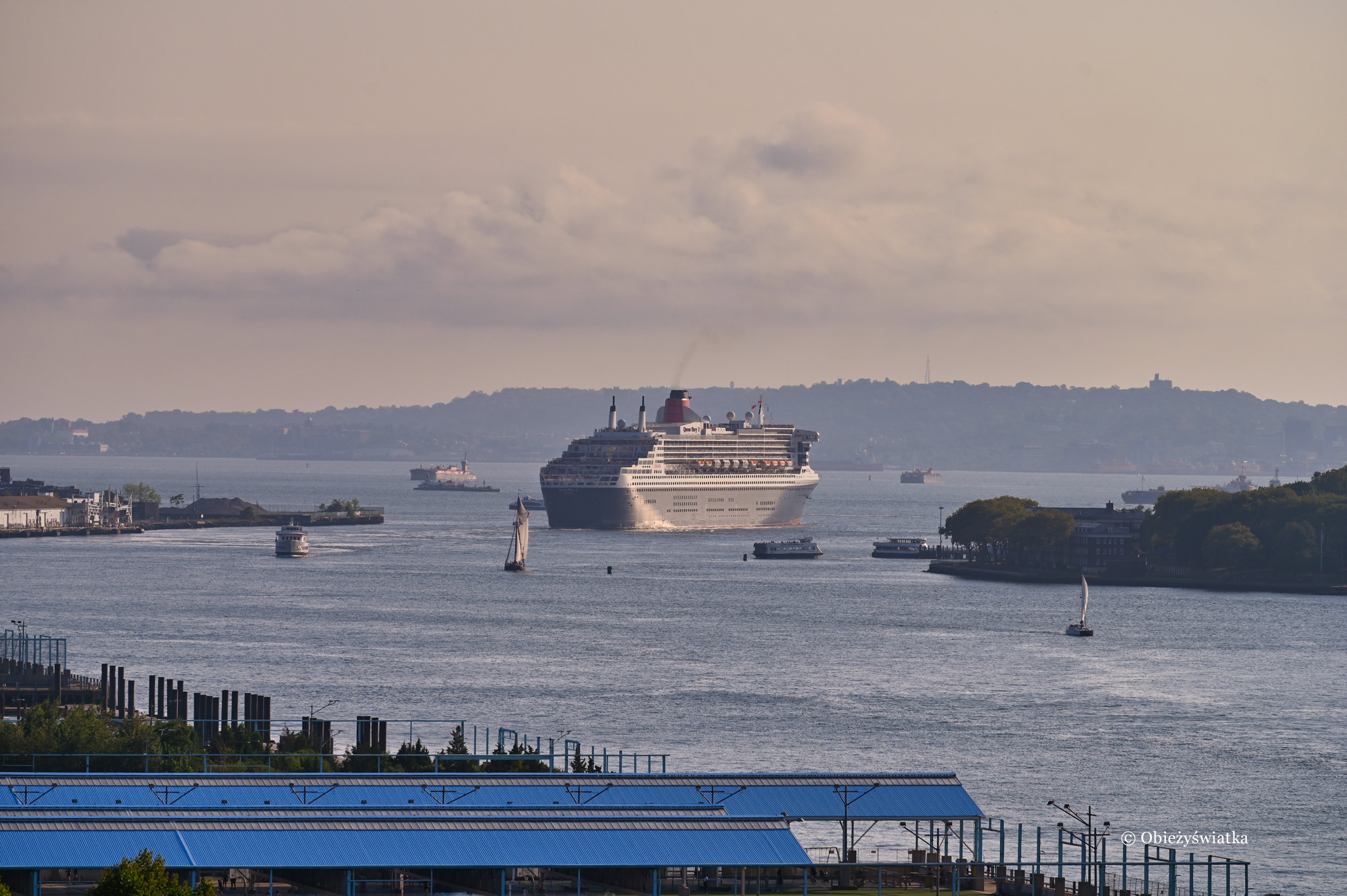 Queen Mary 2 opuszcza port w Brooklynie, my zostajemy w Nowym Jorku - widok z Mostu Brooklyńskiego