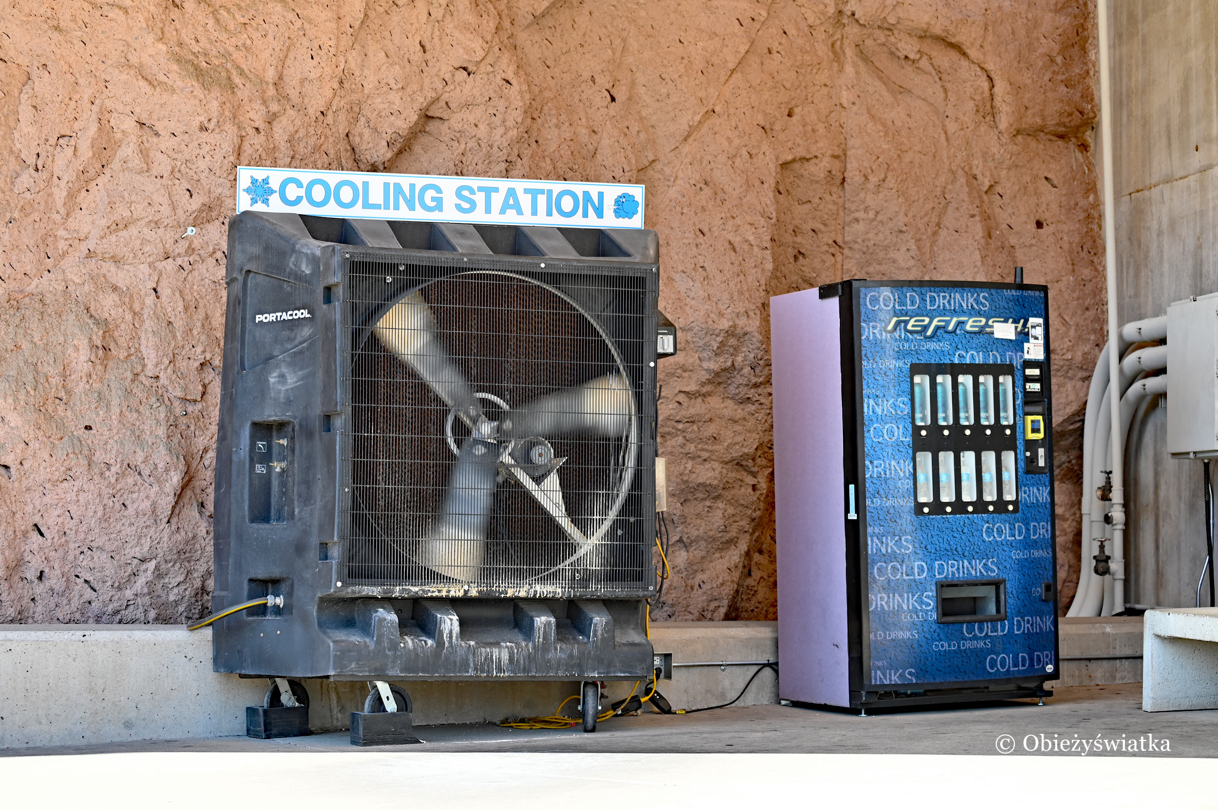 Było tak gorąco, że przy jednym z budynków stała cooling station... Hoover Dam, USA