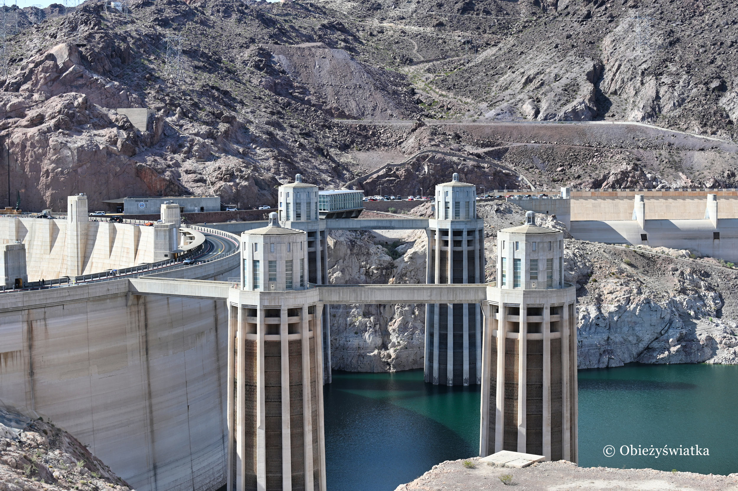 Hoover Dam na granicy Nevady i Arizony, która przebiega przez środek zapory
