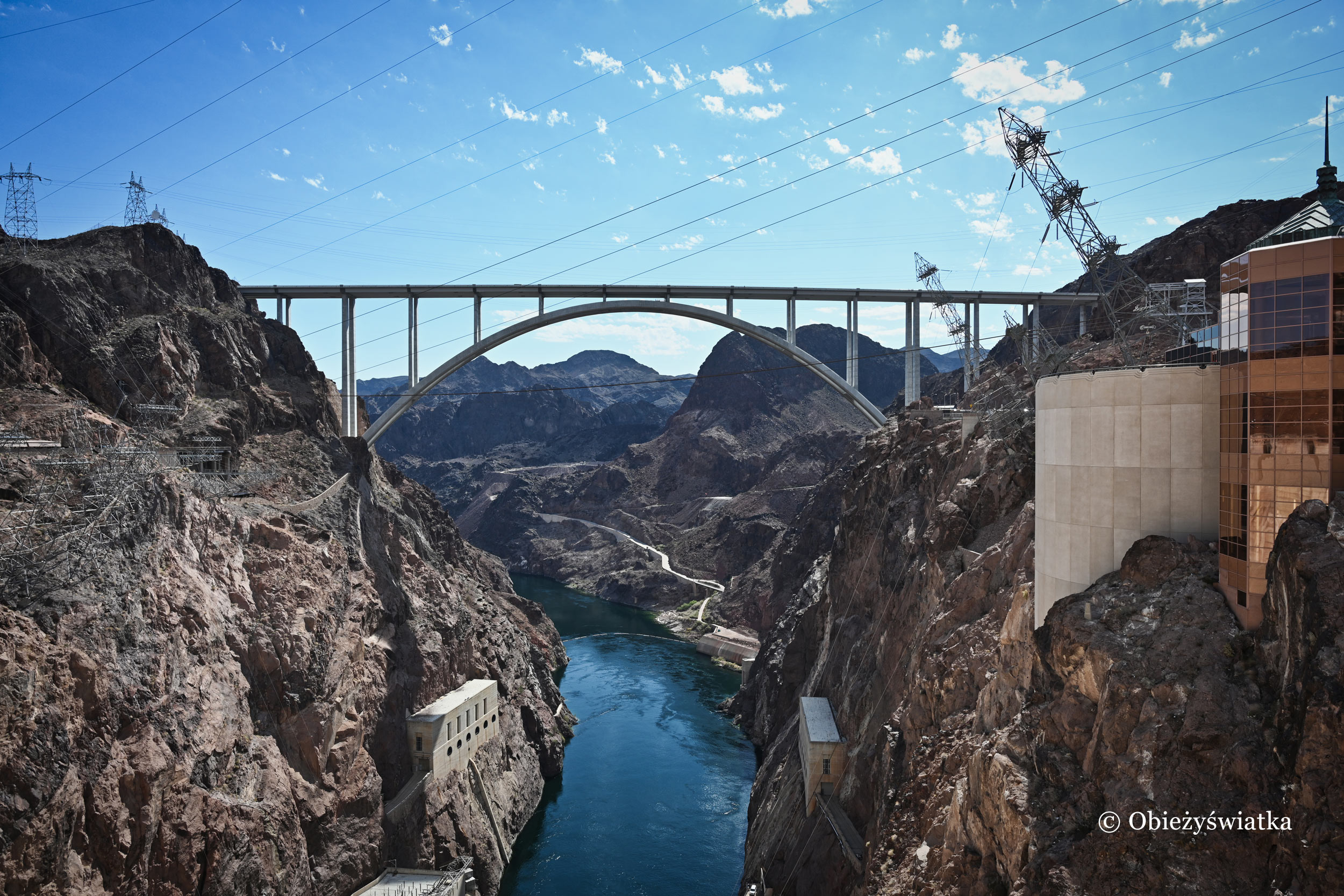 Mike O’Callaghan – Pat Tillman Memorial Bridge - most nad rzeką Kolorado i zaporą Hoovera, łączący Nevadę z Arizoną
