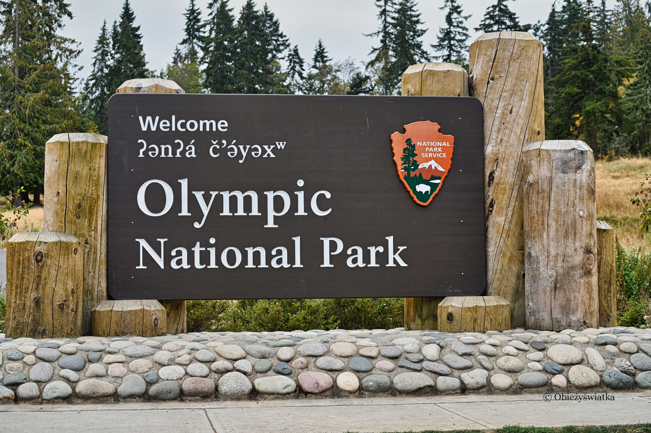 Dwujęzyczny (angielski i w języku klallam) szyld przy wjeździe do Olympic National Park