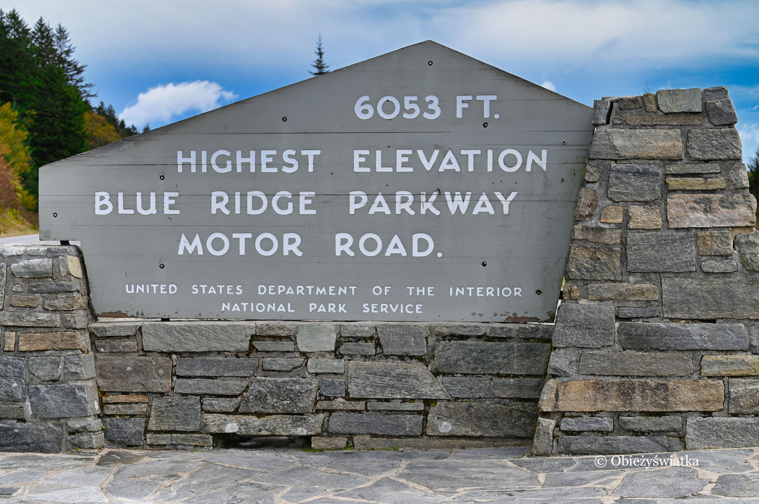 Najwyższy punkt na Blue Ridge Parkway - 6053 stóp, czyli 1844 metrów