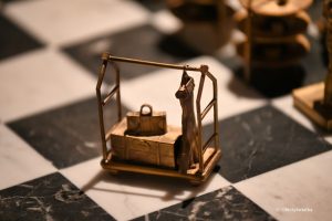 Figura szachowa na statku Queen Anne, Cunard