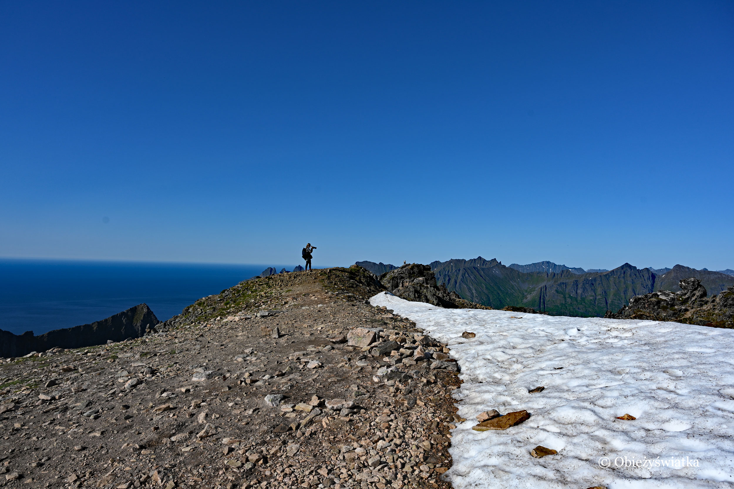 Góry, śnieg, niebieskie niebo, niebieska woda... - Senja, Norwegia