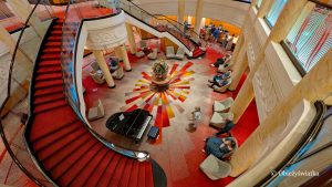 Queen Mary 2, Grand Lobby