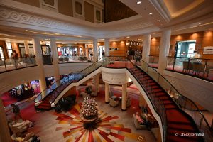 Queen Mary 2, Grand Lobby