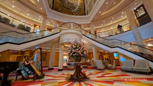 Queen Mary 2, Grand Lobby
