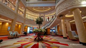 Queen Mary 2, Grand Lobby