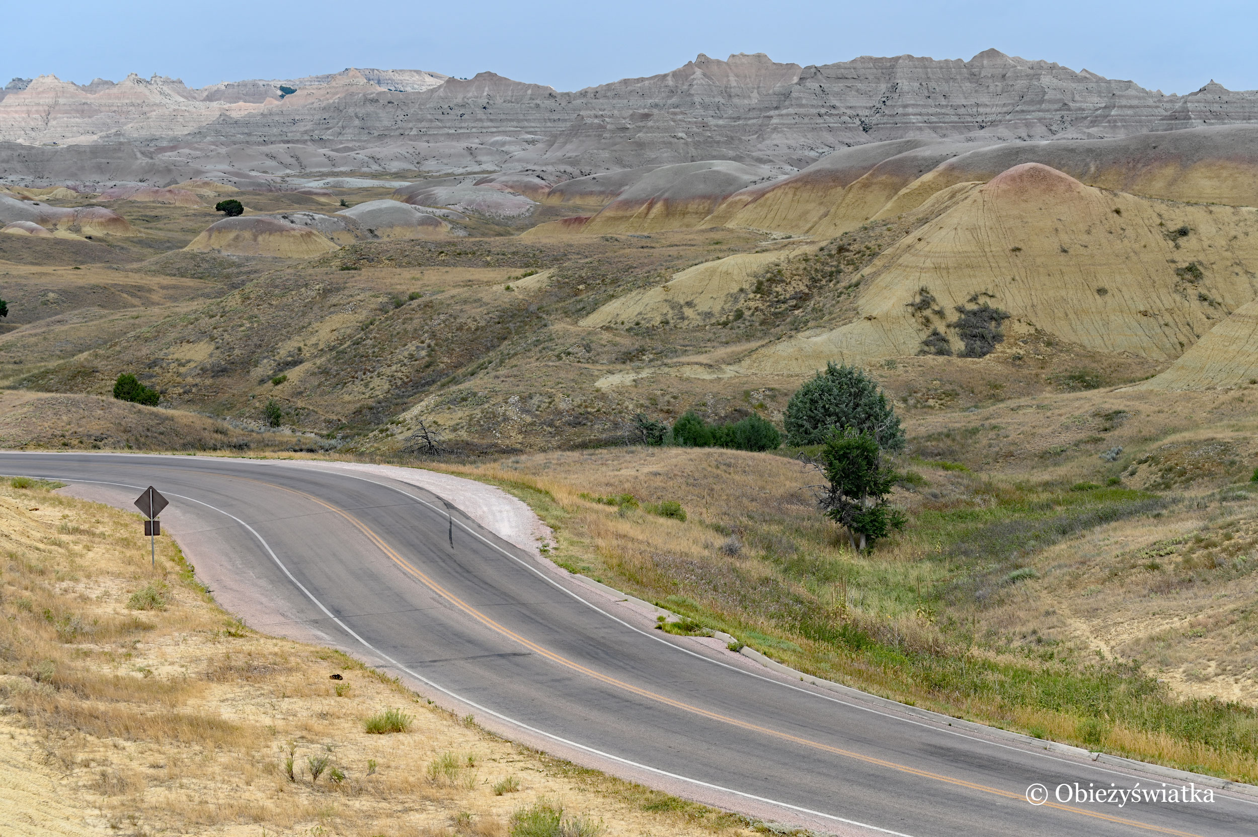 Yellow Mounds - kolorowe sedimenty w Parku Narodowym Badlands, Południowa Dakota, USA