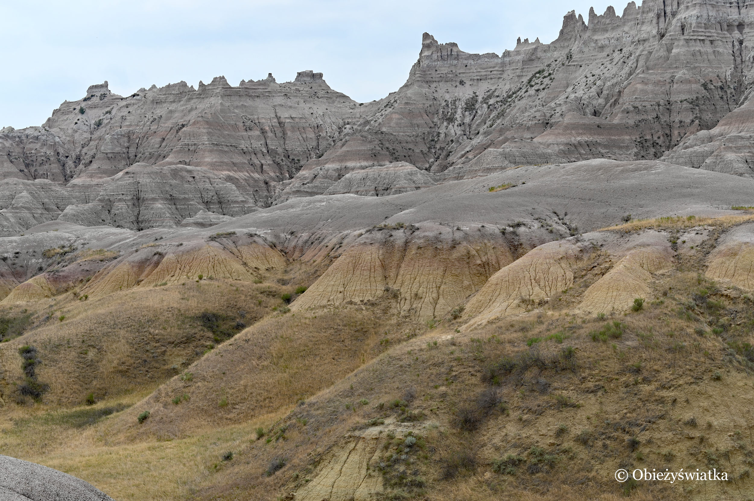 Yellow Mounds - kolorowe sedimenty w Parku Narodowym Badlands, Południowa Dakota, USA